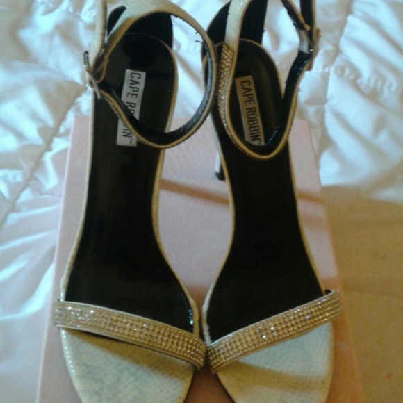 Cape Robbin Shoes - NWOT Cape Robbin White Rinestone Heels 9
